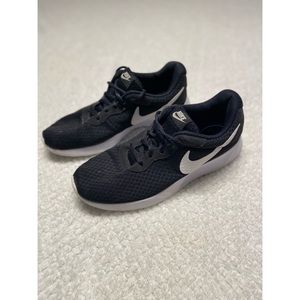 NIKE Tanjun Women’s Running Shoes